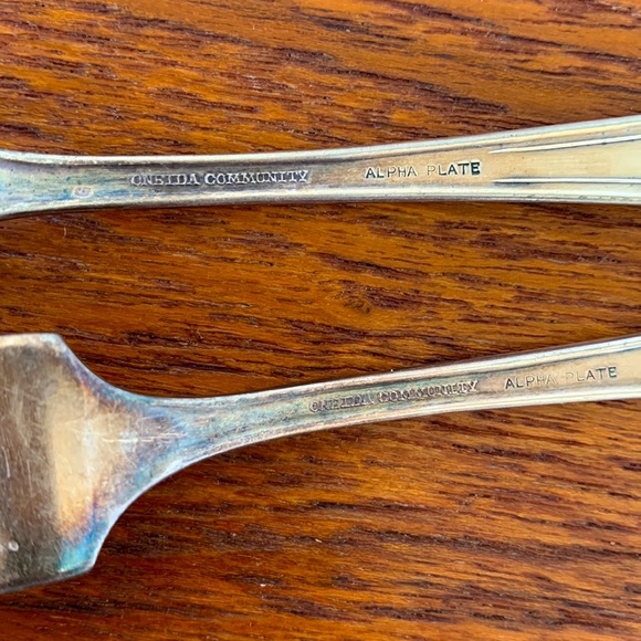 2 Vintage Oneida Community Alpha Plate Forks - Picture 5 of 6